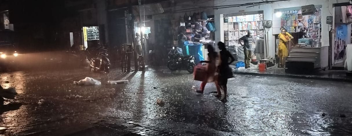 शहर में हो रही तेज वारिश। संवाद शहर में हो रही तेज वारिश। संवाद