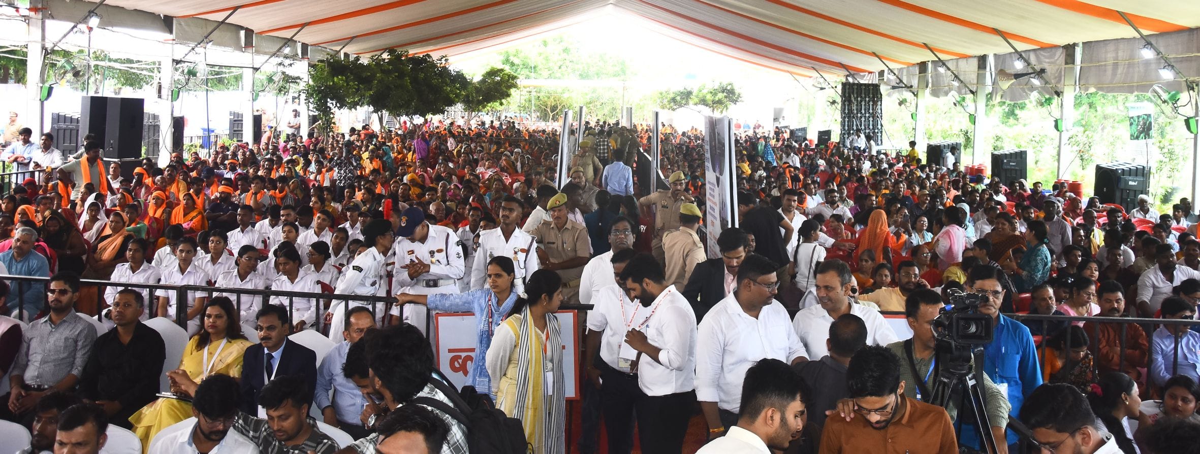शौर्य वाटिका में पहुंचे लोग।