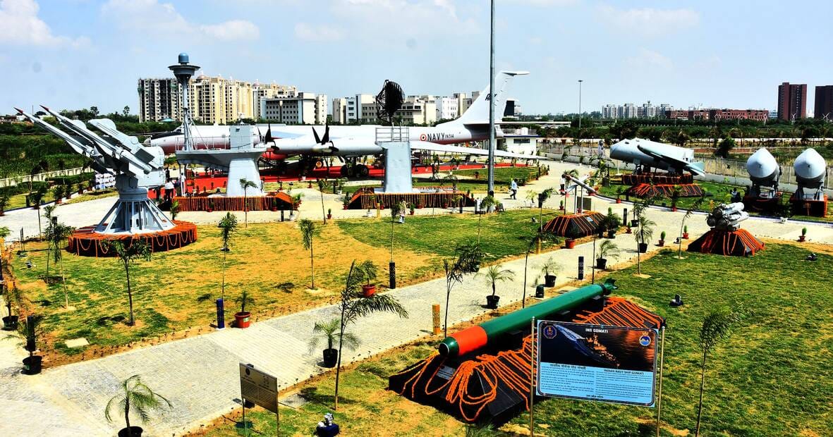 शौर्य वाटिका में पहुंचे लोग।