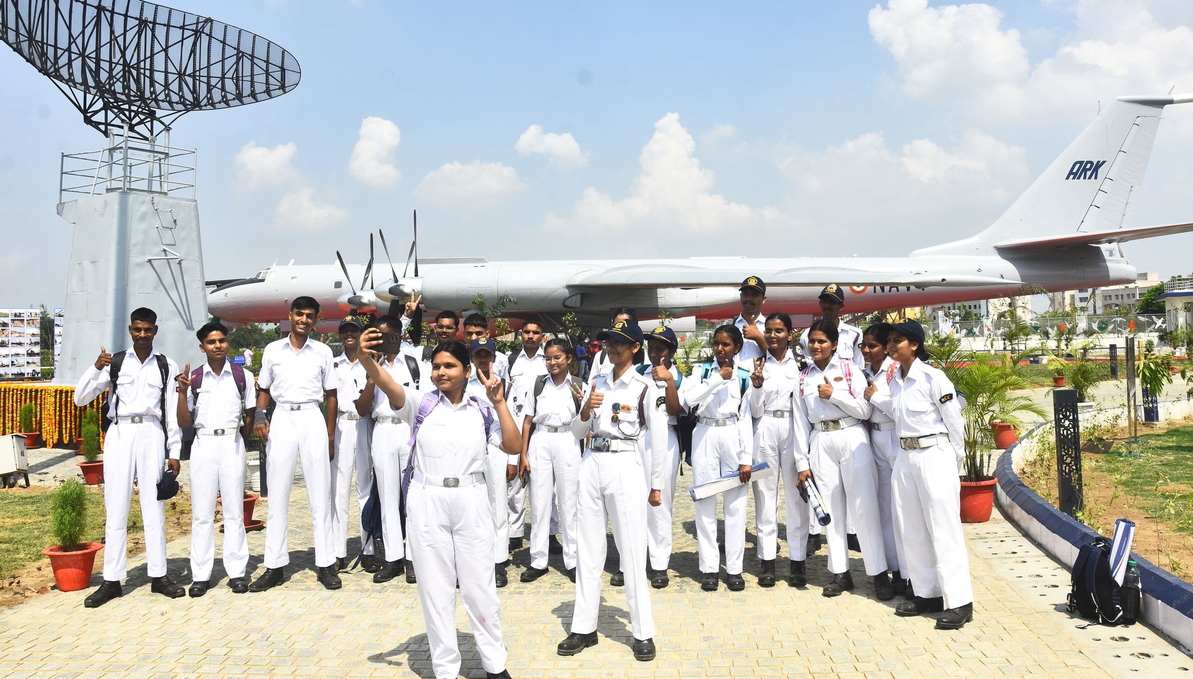 शौर्य वाटिका में पहुंचे लोग।