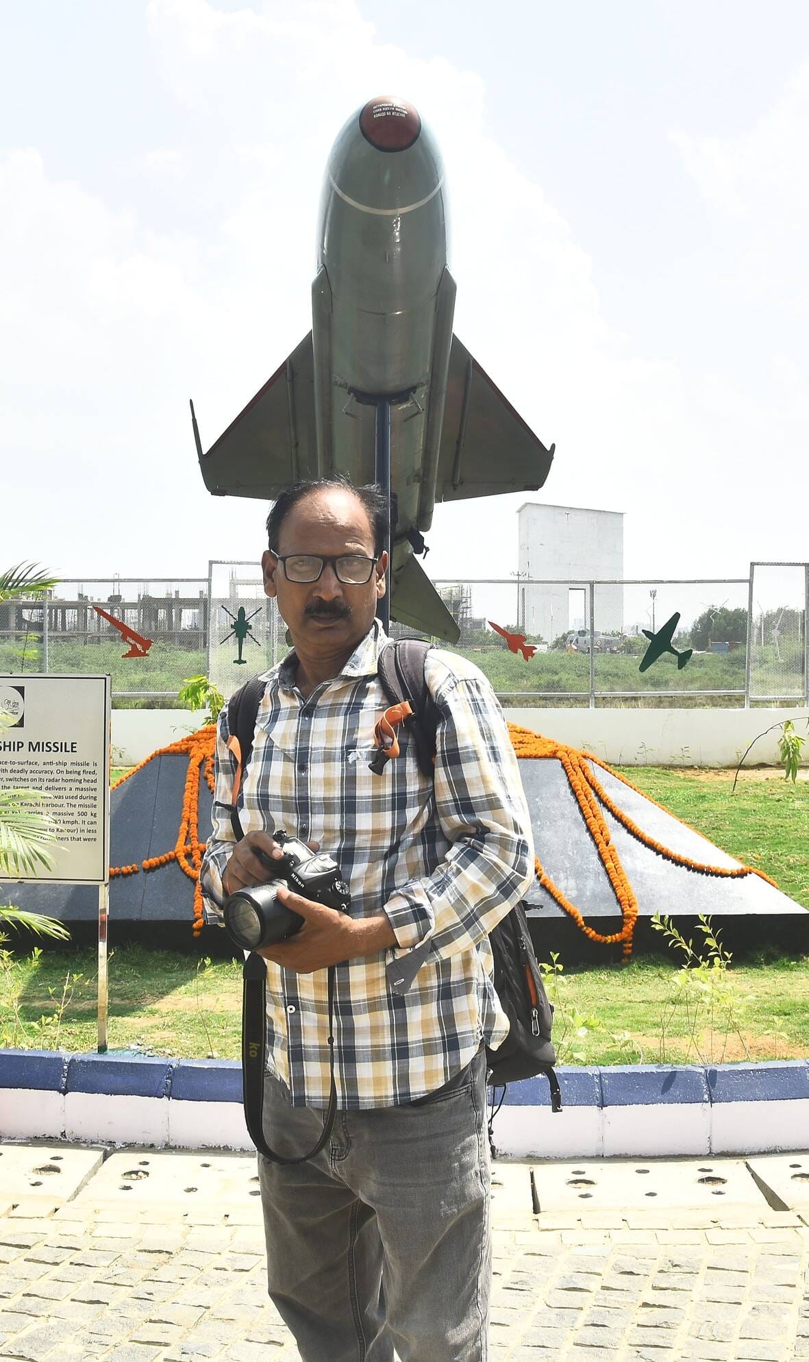शौर्य वाटिका में पहुंचे लोग।