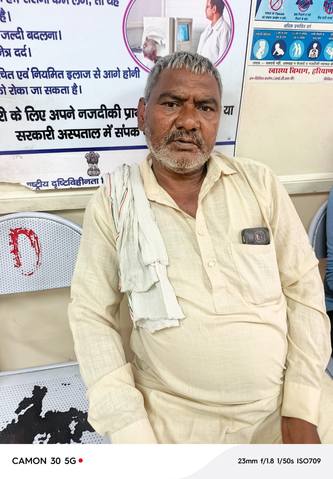 दवा के लिए फर्श पर बैठकर इंतजार करते मरीज। संवाद दवा के लिए फर्श पर बैठकर इंतजार करते मरीज। संवाद