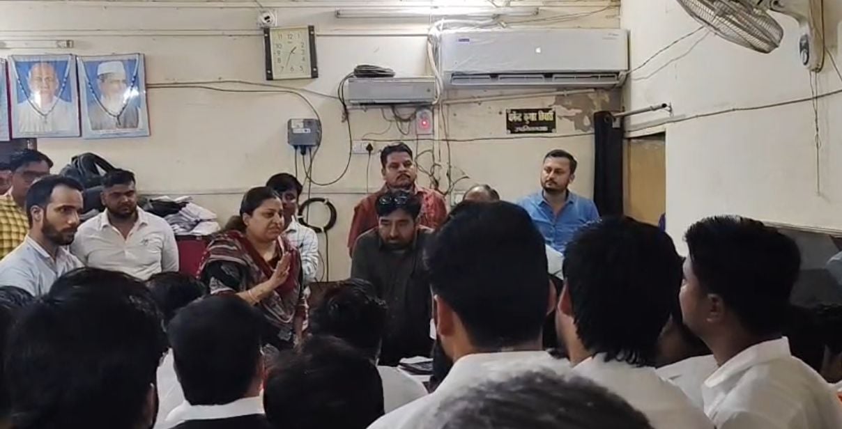 उप निबंधन कार्यालय में रजिस्ट्री न होने पर हंगामा।