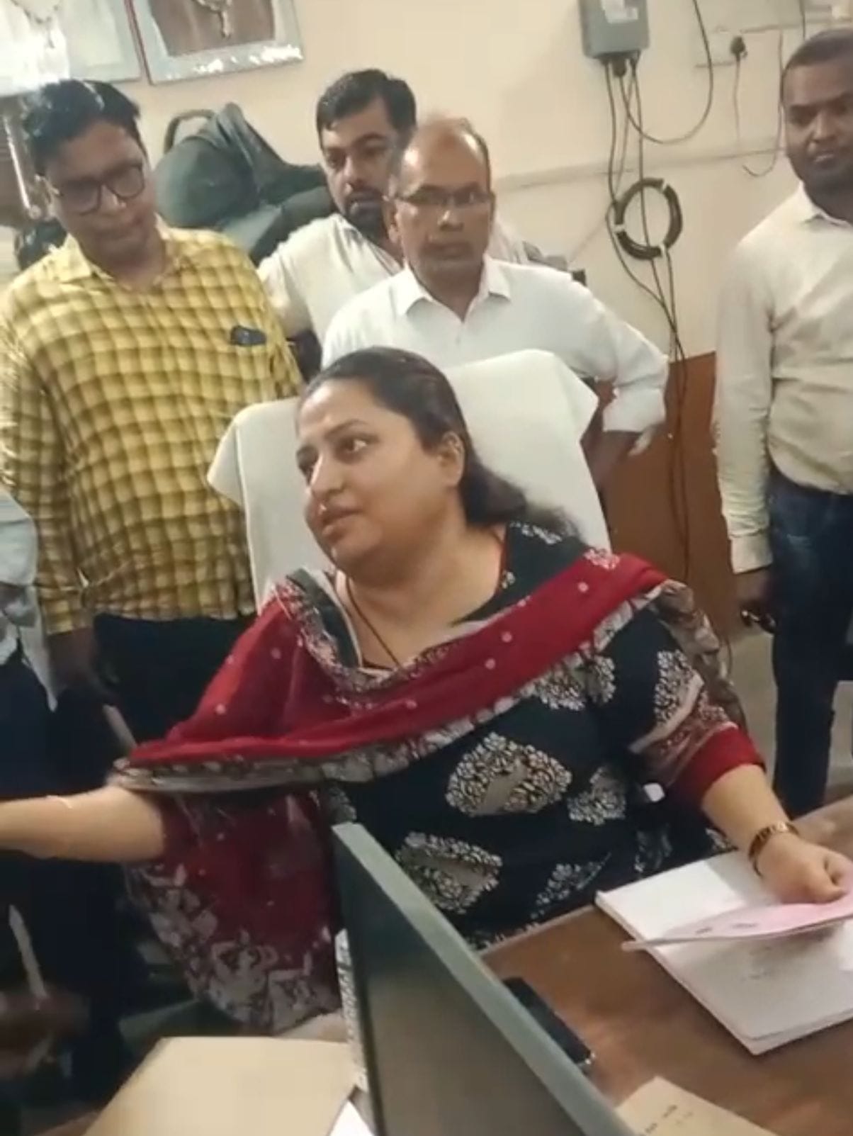 उप निबंधन कार्यालय में रजिस्ट्री न होने पर हंगामा।