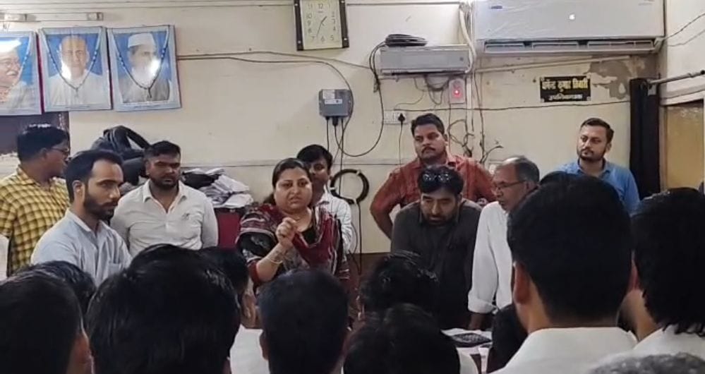 उप निबंधन कार्यालय में रजिस्ट्री न होने पर हंगामा।