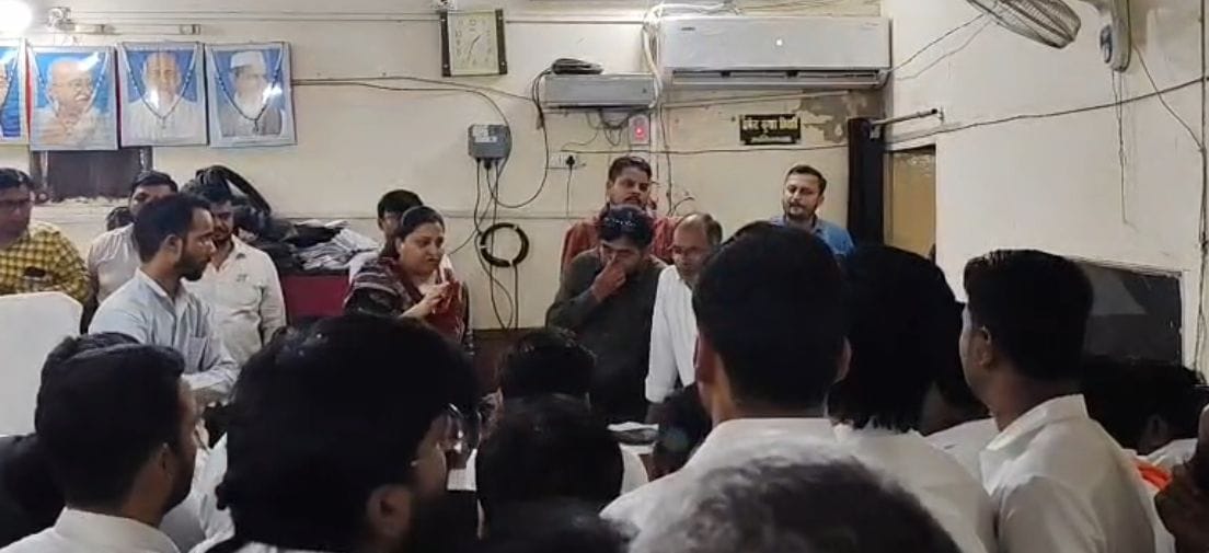 उप निबंधन कार्यालय में रजिस्ट्री न होने पर हंगामा।