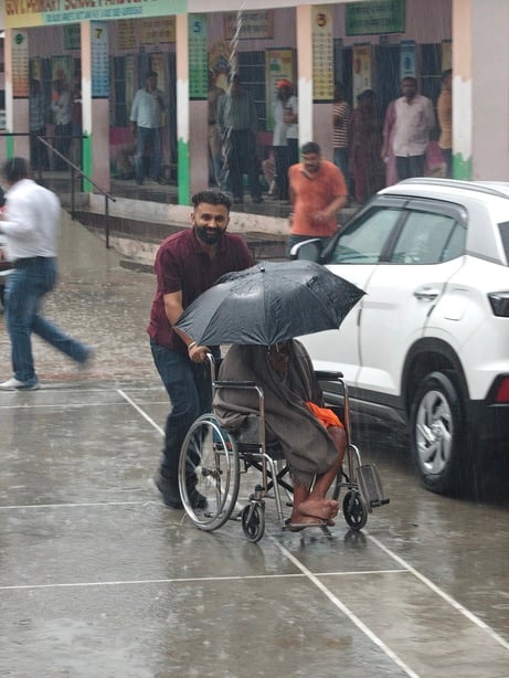 ऊना में तेज बारिश के बीच बारिश से बचने के लिए में छाता लेकर जाते हुए ।संवाद ऊना में तेज बारिश के बीच बारिश से बचने के लिए में छाता लेकर जाते हुए ।संवाद