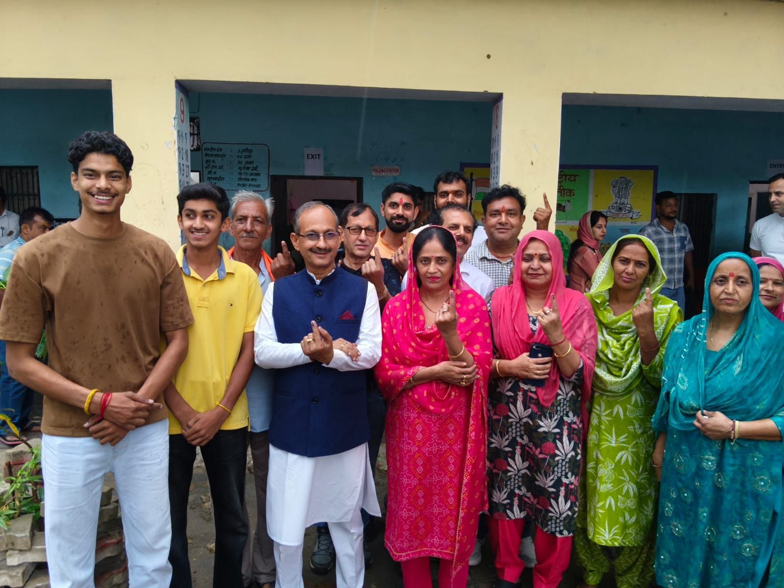 ऊना में तेज बारिश के बीच बारिश से बचने के लिए में छाता लेकर जाते हुए ।संवाद ऊना में तेज बारिश के बीच बारिश से बचने के लिए में छाता लेकर जाते हुए ।संवाद
