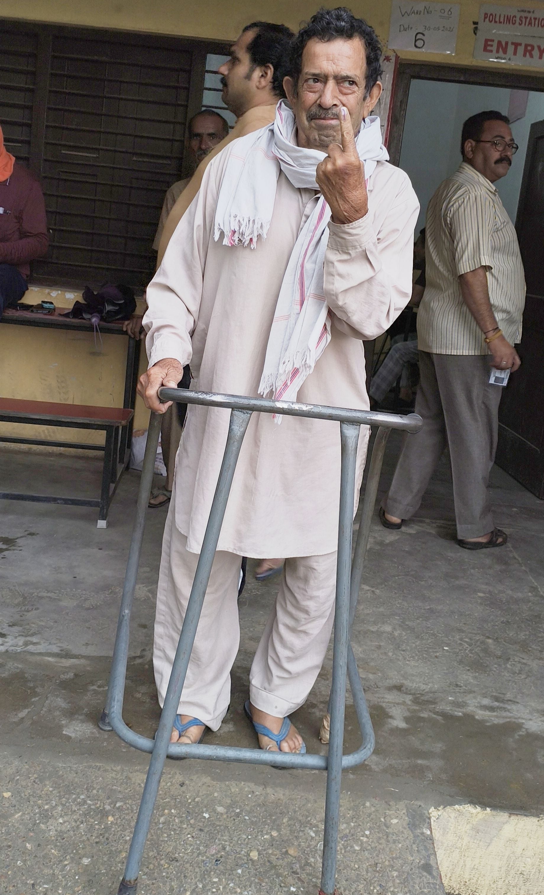 ऊना में तेज बारिश के बीच बारिश से बचने के लिए में छाता लेकर जाते हुए ।संवाद ऊना में तेज बारिश के बीच बारिश से बचने के लिए में छाता लेकर जाते हुए ।संवाद