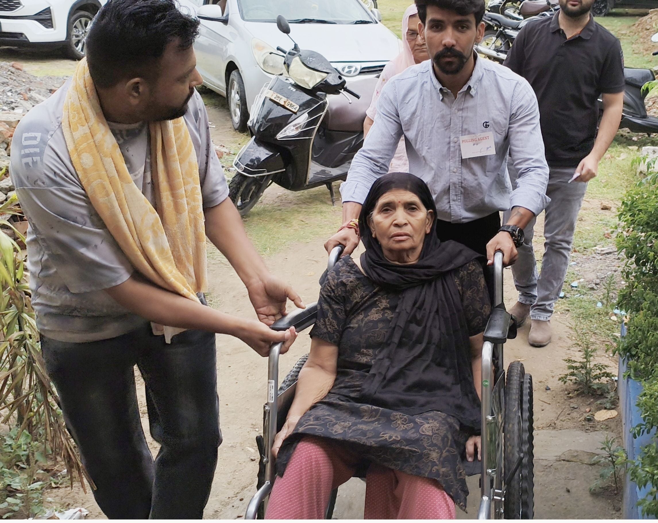 ऊना में तेज बारिश के बीच बारिश से बचने के लिए में छाता लेकर जाते हुए ।संवाद ऊना में तेज बारिश के बीच बारिश से बचने के लिए में छाता लेकर जाते हुए ।संवाद