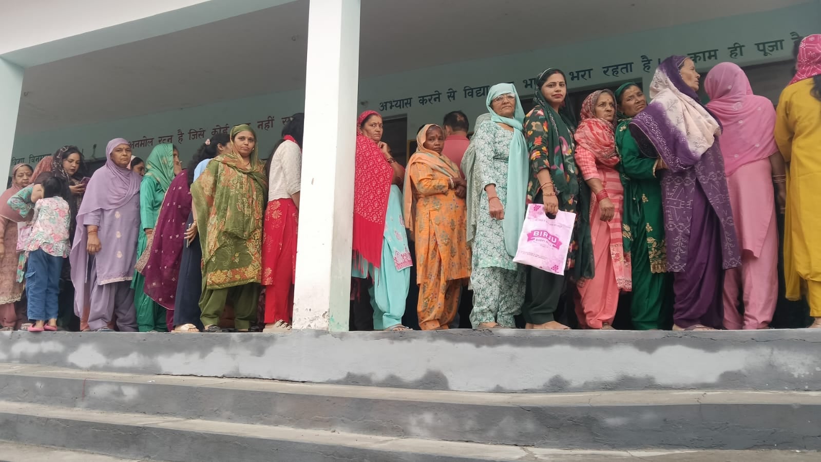 ऊना में तेज बारिश के बीच बारिश से बचने के लिए में छाता लेकर जाते हुए ।संवाद ऊना में तेज बारिश के बीच बारिश से बचने के लिए में छाता लेकर जाते हुए ।संवाद