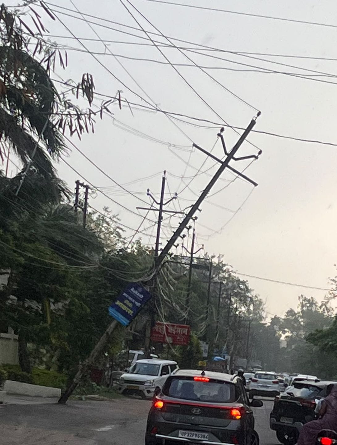 आंधी के कारण टूटे बिजली के खंभे और तार।