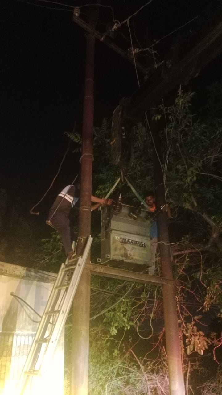अलोना गांव में टूटे पड़े बिजली के तार। संवाद