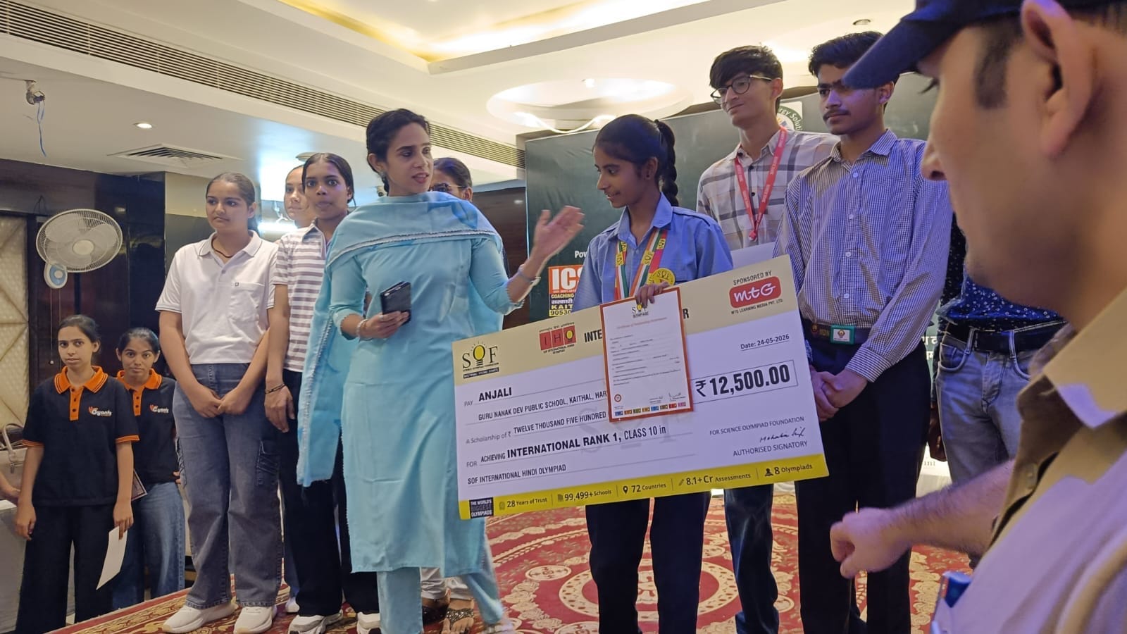 छात्रा अंजलि को सम्मानित करतीं उपायुक्त अपराजिता। छात्रा अंजलि को सम्मानित करतीं उपायुक्त अपराजिता।