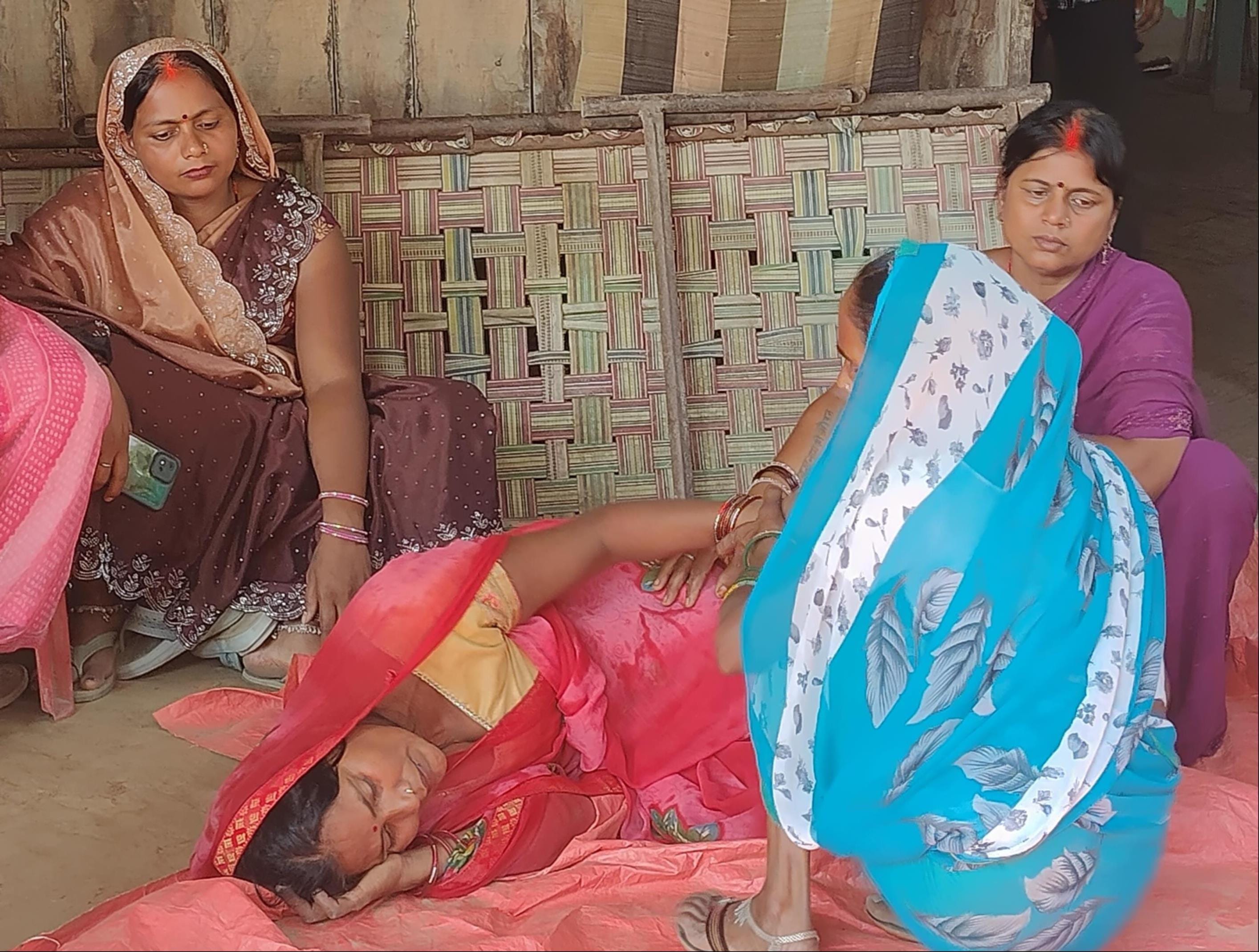 डॉ. रवि प्रकाश वर्मा की फाइल फोटो और शव देखकर बेसुध हुई मां। संवाद