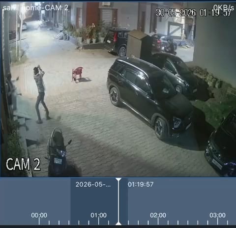 डंडा लेकर चौकीदार के पीछे भागता हमलावर। सोशल मीडिया डंडा लेकर चौकीदार के पीछे भागता हमलावर। सोशल मीडिया