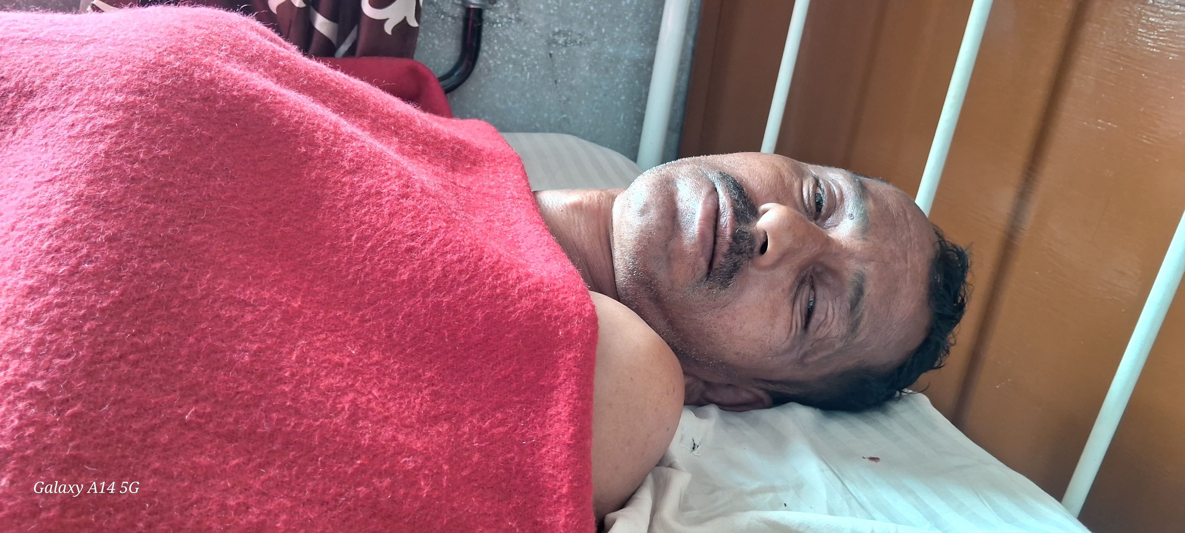 ढेलू में रंगड़ों के हमले में घायल व्यक्ति जोगिंद्रनगर अस्पताल में उपचाराधीन। स्त्रोत- जागरूक प