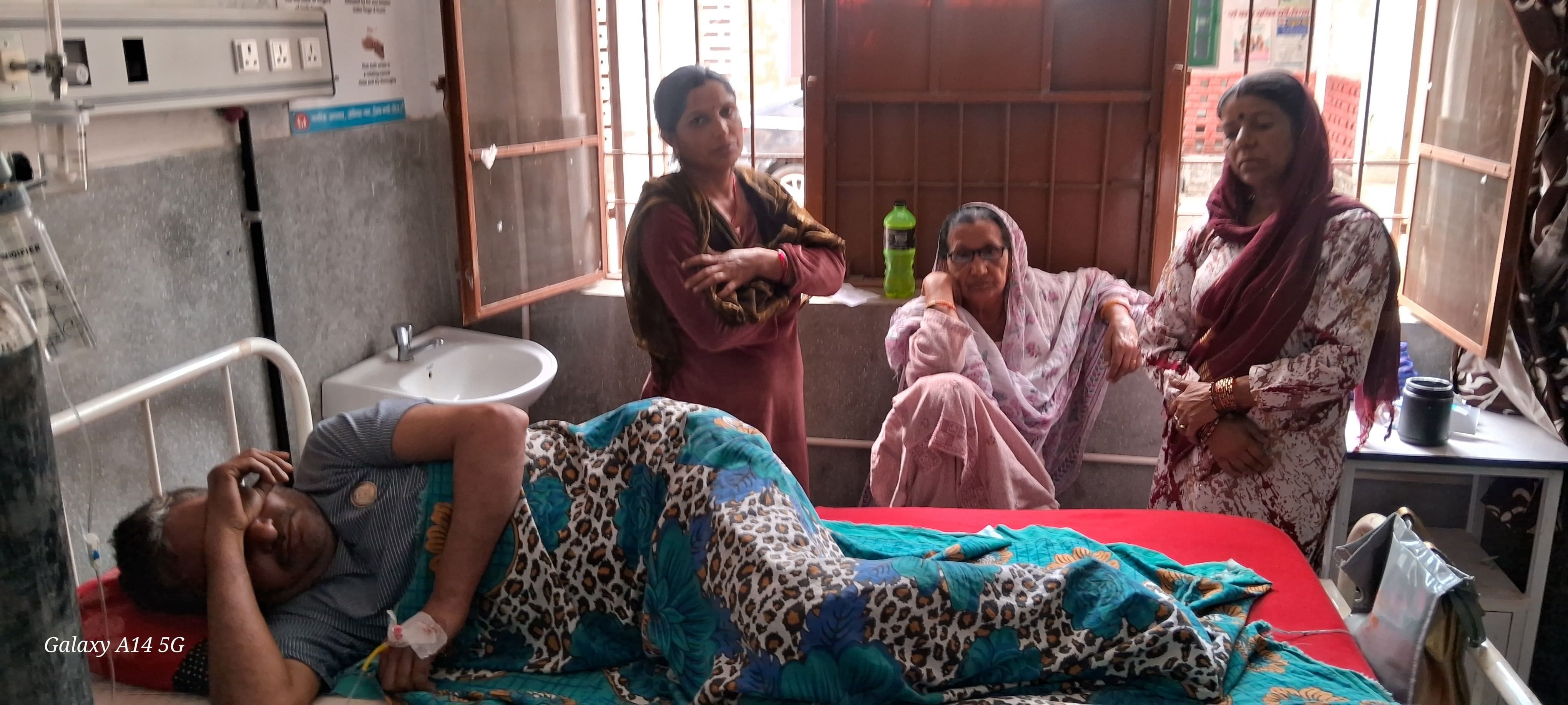 ढेलू में रंगड़ों के हमले में घायल व्यक्ति जोगिंद्रनगर अस्पताल में उपचाराधीन। स्त्रोत- जागरूक प