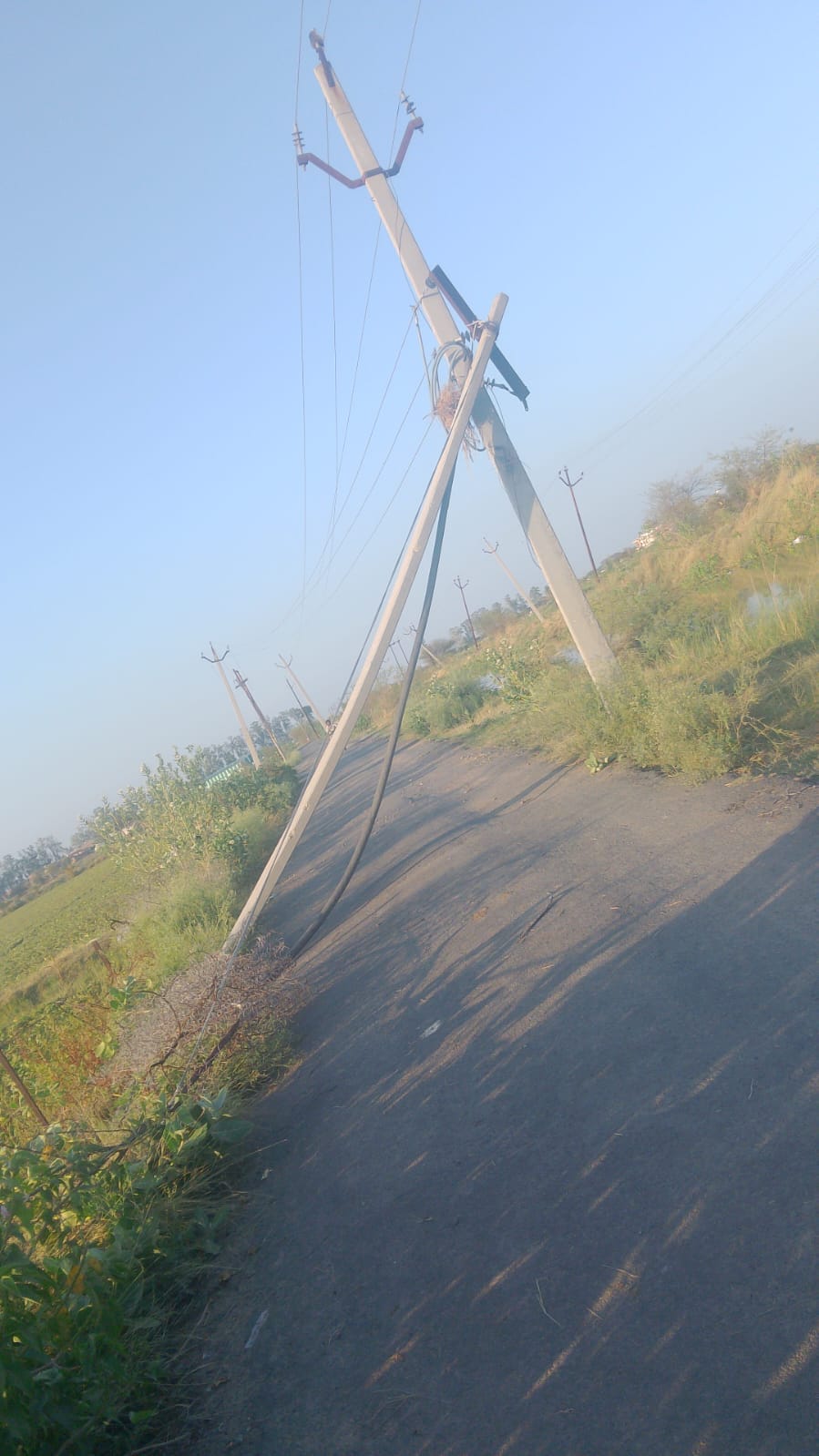 फोटो - 17 कालपी रोड पर जाम लगाए लोग। संवाद