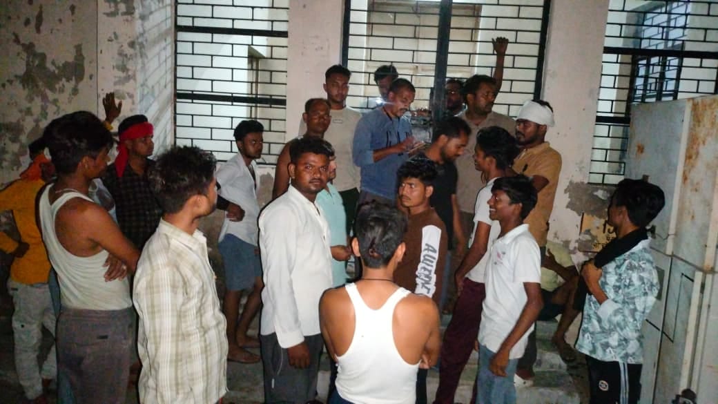 फोटो - 17 कालपी रोड पर जाम लगाए लोग। संवाद