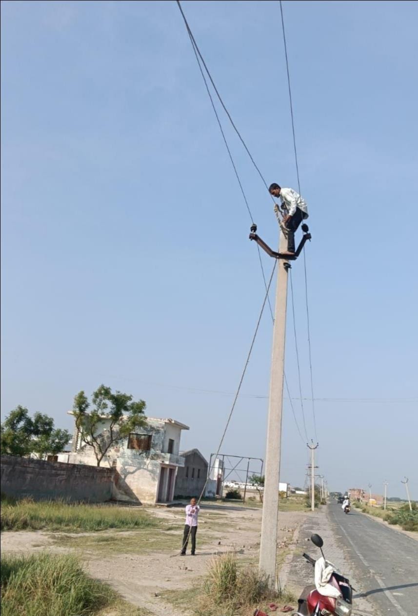 फोटो-18, गंगलऊ परमनगर में डबल पोल से गिरा ट्रांसफार्मर। स्रोत: कर्मचारी