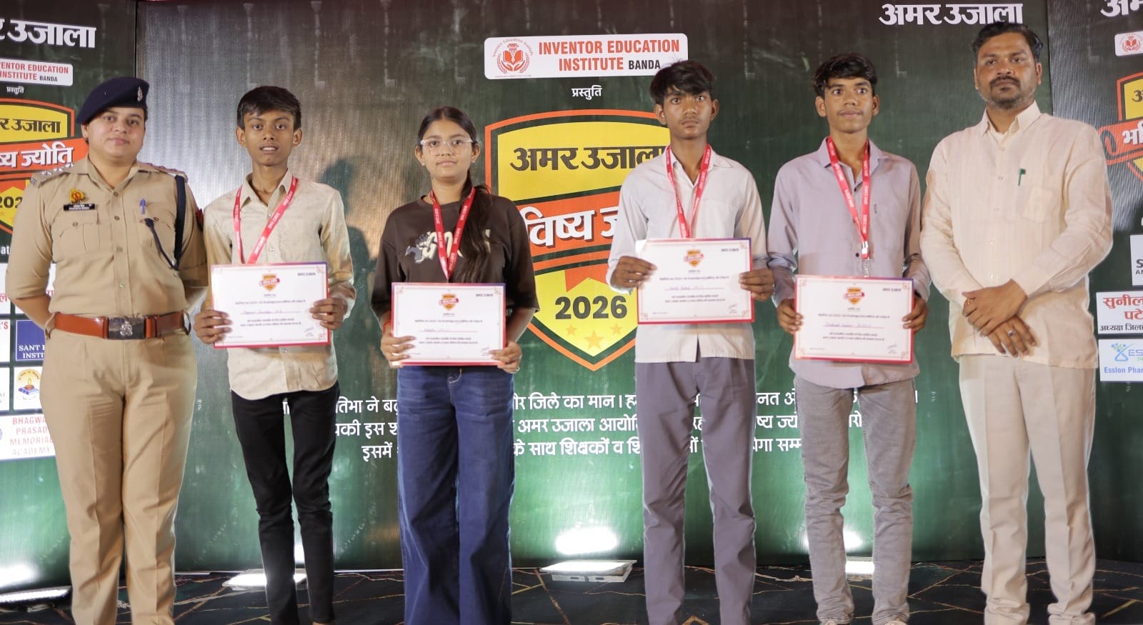 फोटो- 21 दीप प्रज्ज्वलित करते हुए मुख्य अतिथि एडीएम कुमार धर्मेंद्र व विशिष्ट अतिथि पद्मश्री उम