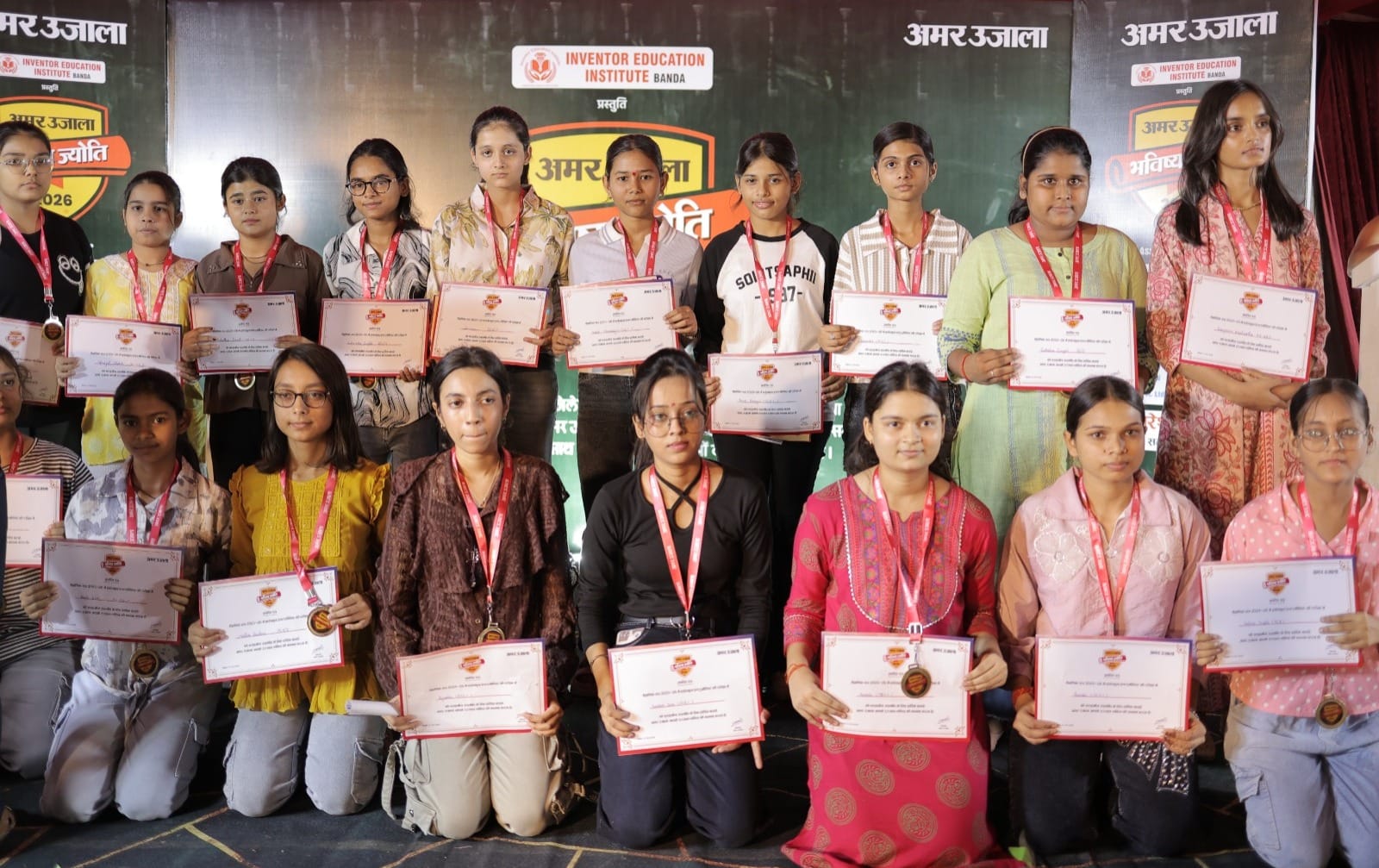 फोटो- 21 दीप प्रज्ज्वलित करते हुए मुख्य अतिथि एडीएम कुमार धर्मेंद्र व विशिष्ट अतिथि पद्मश्री उम