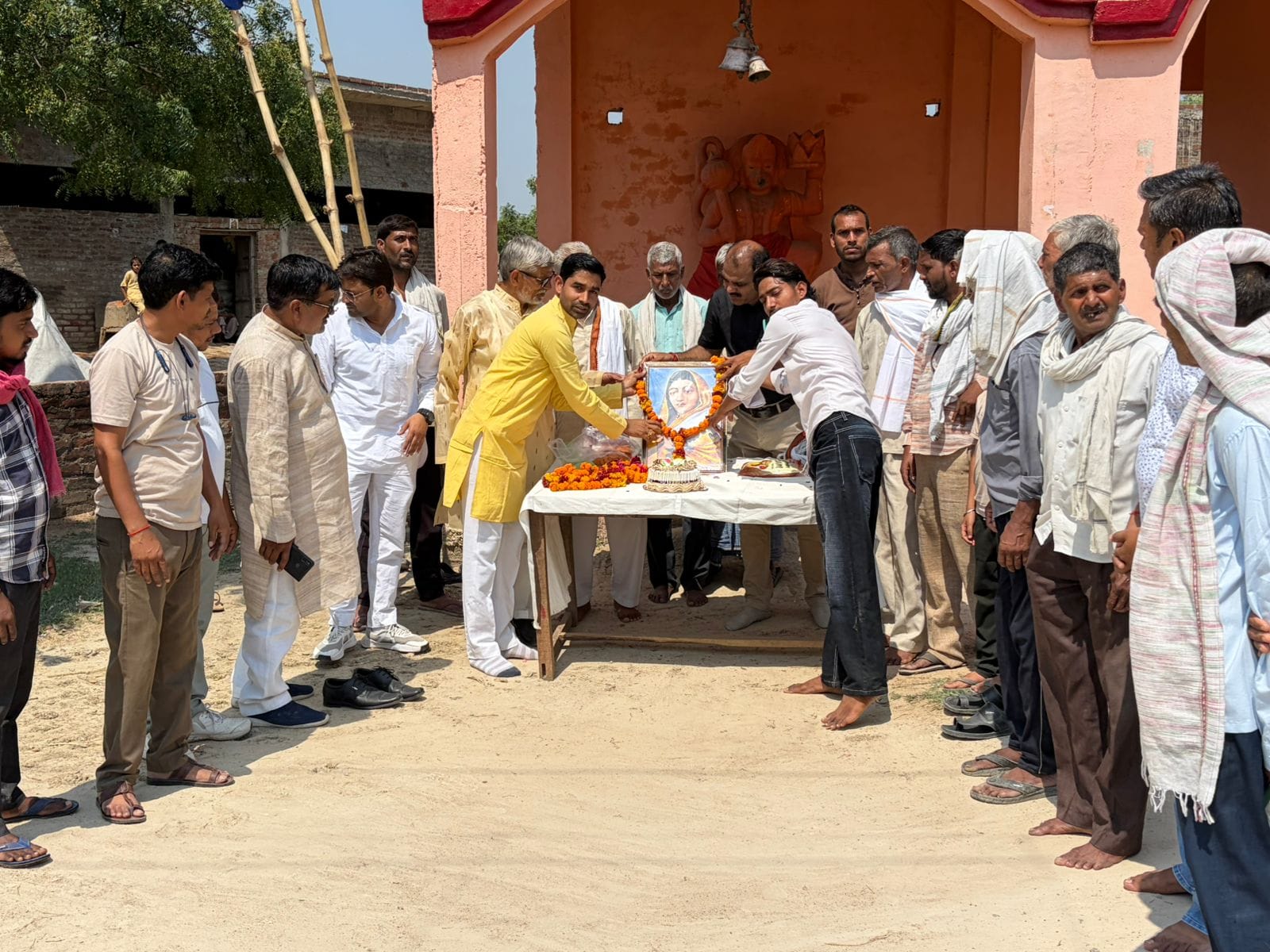 फोटो-23- अहिल्याबाई होल्कर के चित्र पर पुष्प अर्पित करते क्षेत्रीय अध्यक्ष। स्रोत:कार्यकर्ता