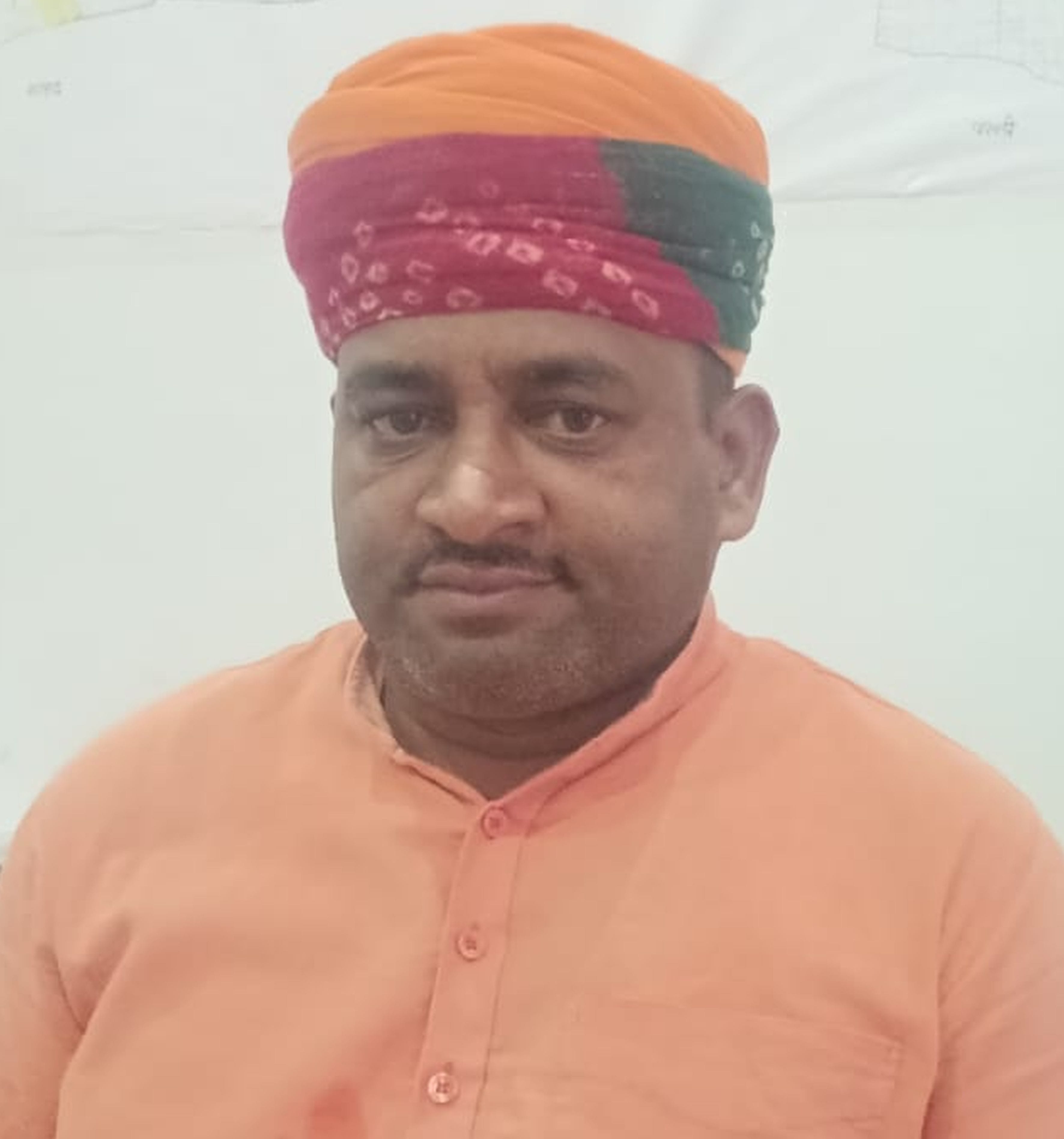 फोटो संख्या:51 गांव पाली स्थित धर्मशाला में चर्चा करते ग्रामीण व सरपंच। संवाद