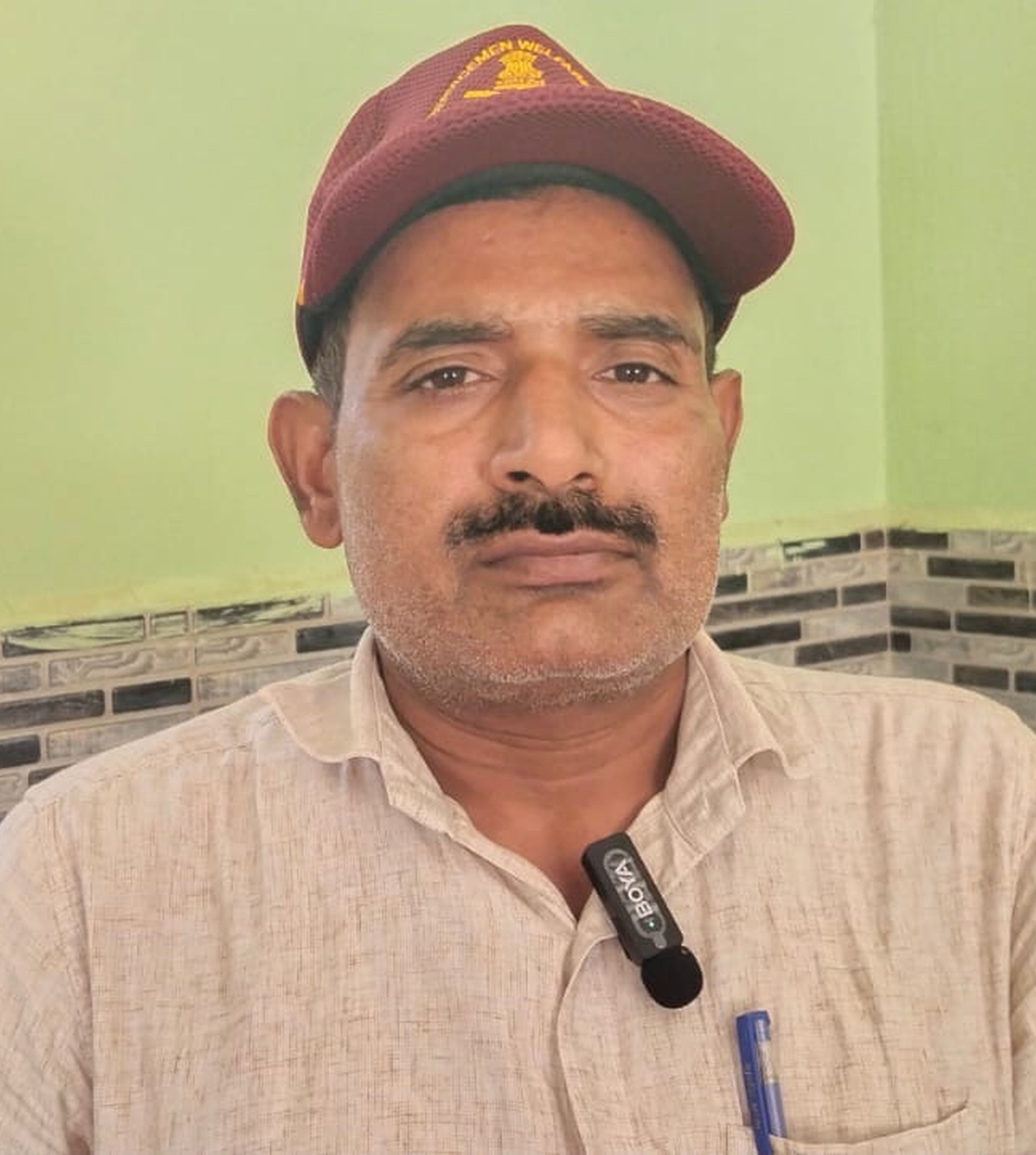 फोटो संख्या:51 गांव पाली स्थित धर्मशाला में चर्चा करते ग्रामीण व सरपंच। संवाद