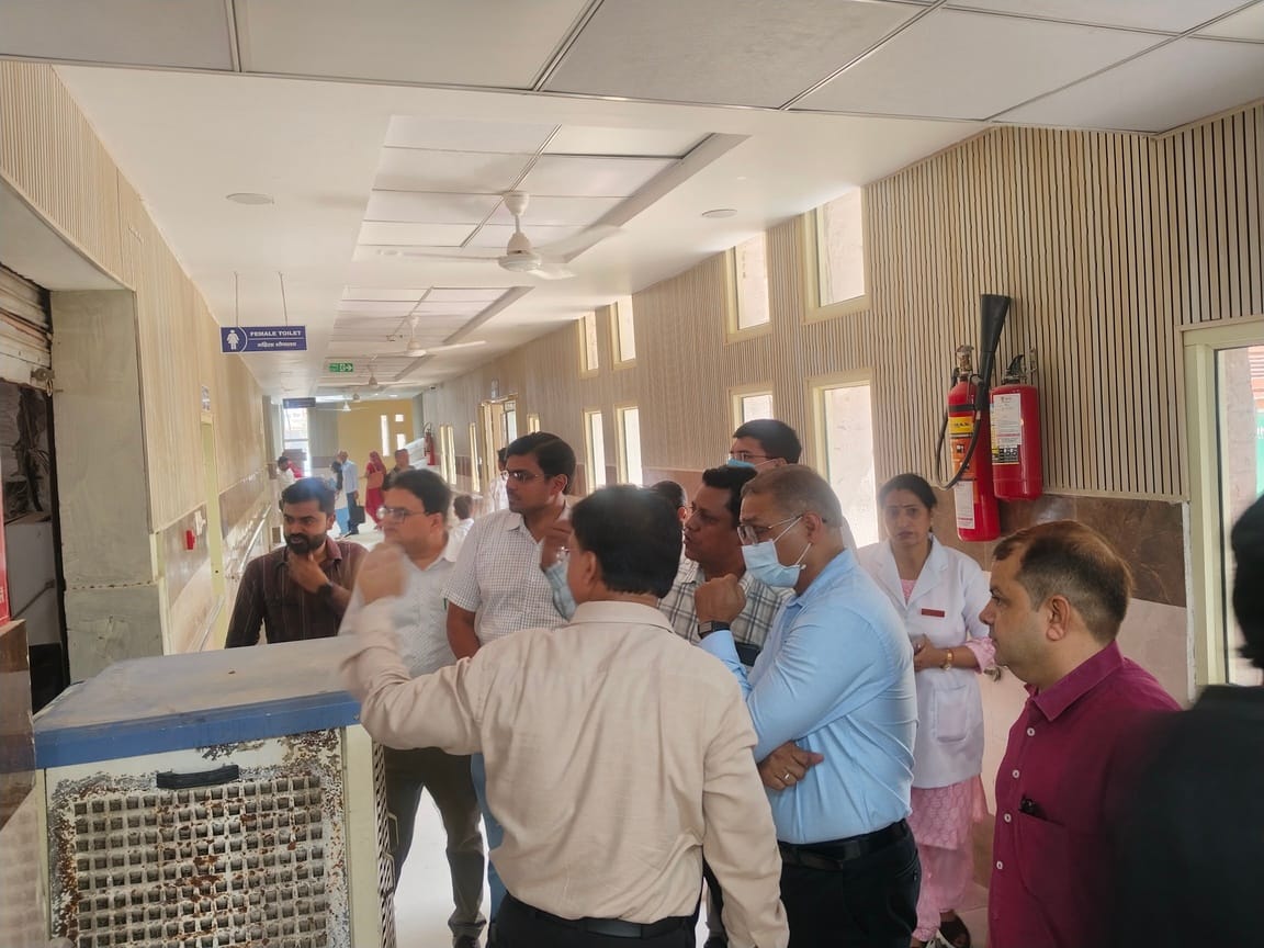 फतेहाबाद के नागरिक अस्पताल में सोमवार को दोपहर साढ़े 12 बजे मरीजों की लगी लाइन और जमीन पर बैठी 