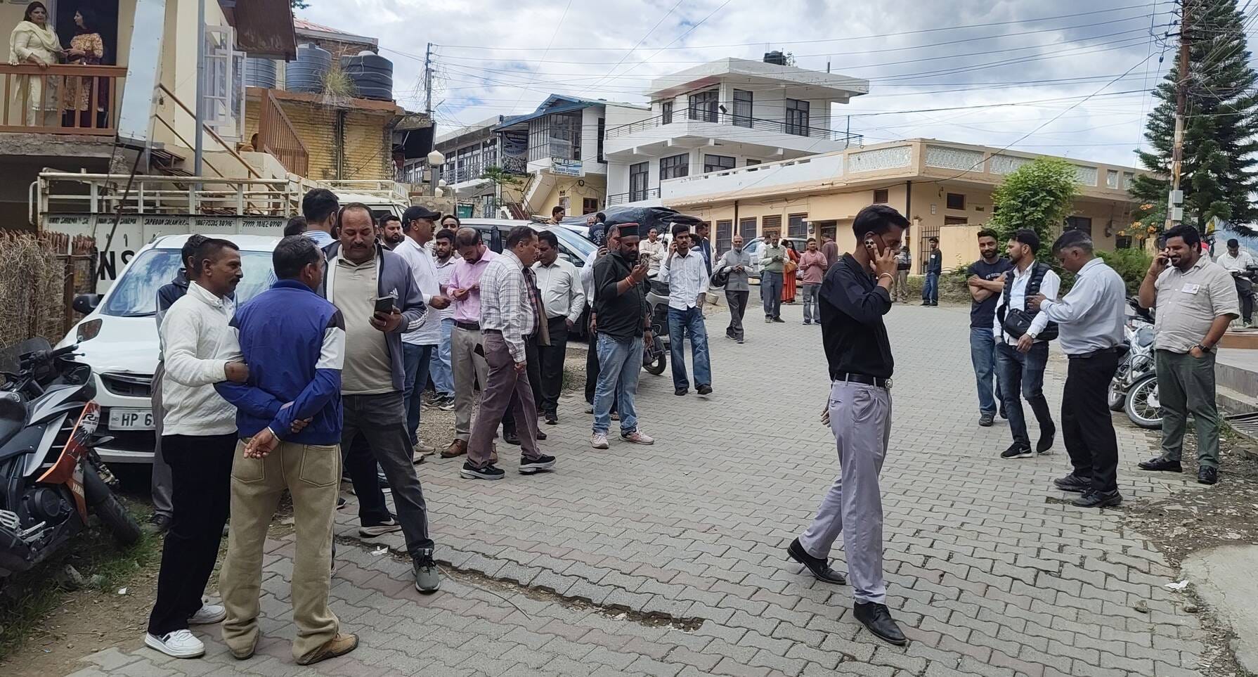 जिला परिषद भवन के बाहर कतारोंमें खड़ी गाड़ियां। संवाद जिला परिषद भवन के बाहर कतारोंमें खड़ी गाड़ियां। संवाद