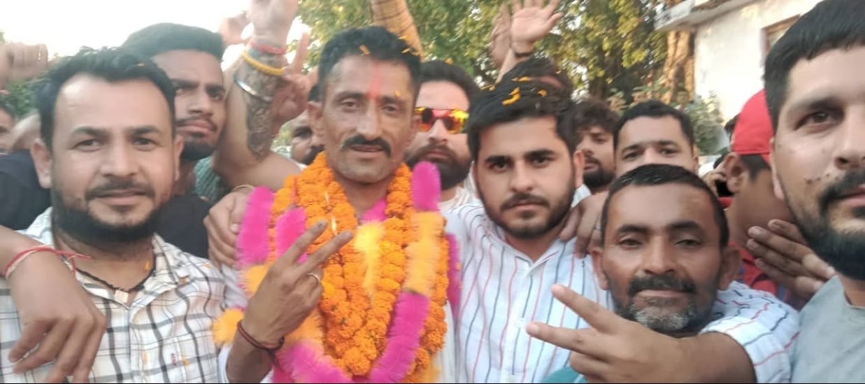 जिला परिषद वार्ड इंदौरा से विजेता भाजपा समर्थित प्रत्याशी मंहत कालिदास समर्थकों के साथ। -स्रोत: जिला परिषद वार्ड इंदौरा से विजेता भाजपा समर्थित प्रत्याशी मंहत कालिदास समर्थकों के साथ। -स्रोत: