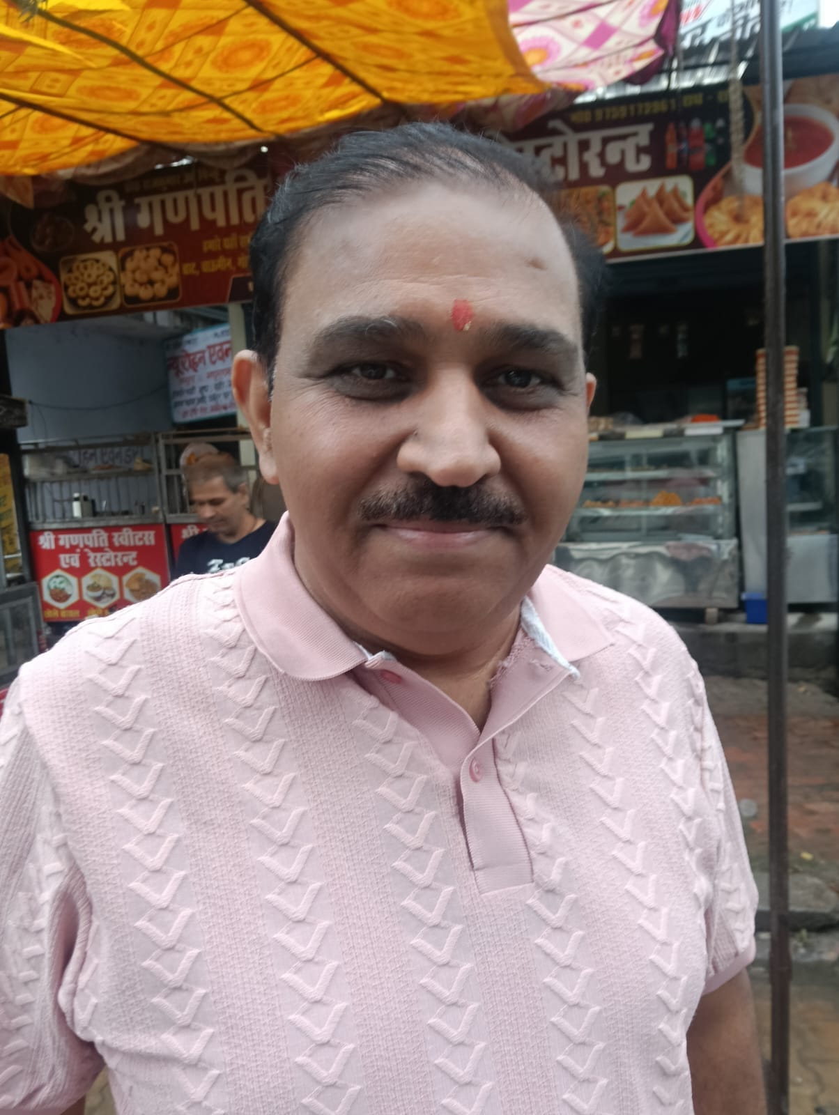 जसमौर तिराहे पर श्रद्धालुओं को रोकती पुलिस। संवाद