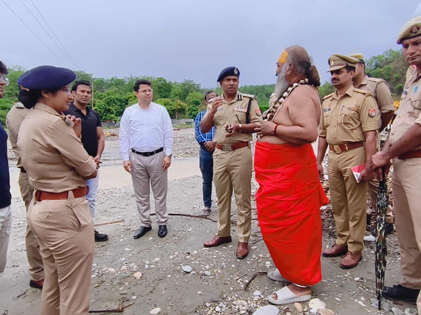 जसमौर तिराहे पर श्रद्धालुओं को रोकती पुलिस। संवाद