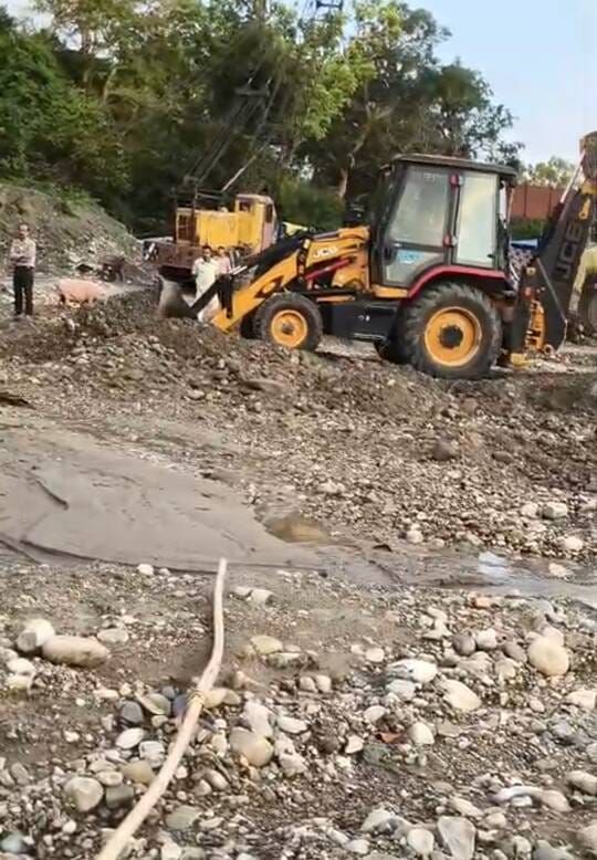 जसमौर तिराहे पर श्रद्धालुओं को रोकती पुलिस। संवाद