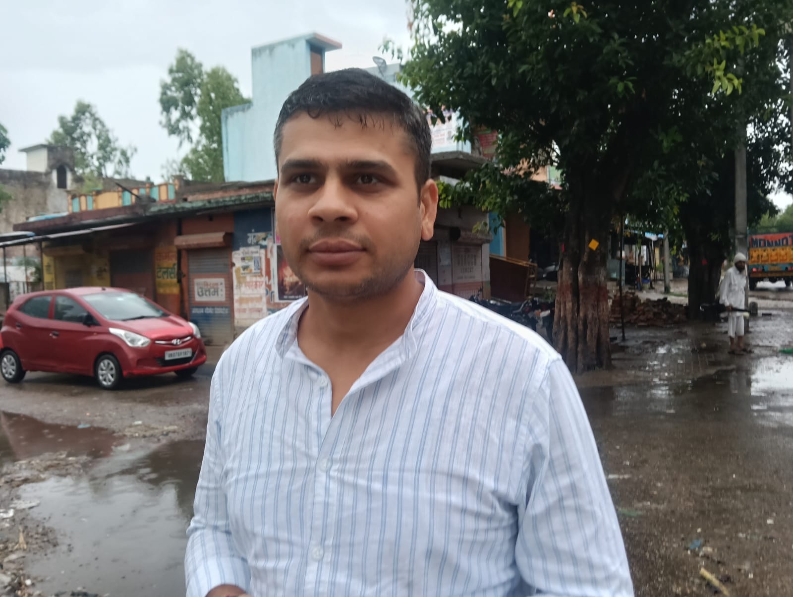 जसमौर तिराहे पर श्रद्धालुओं को रोकती पुलिस। संवाद