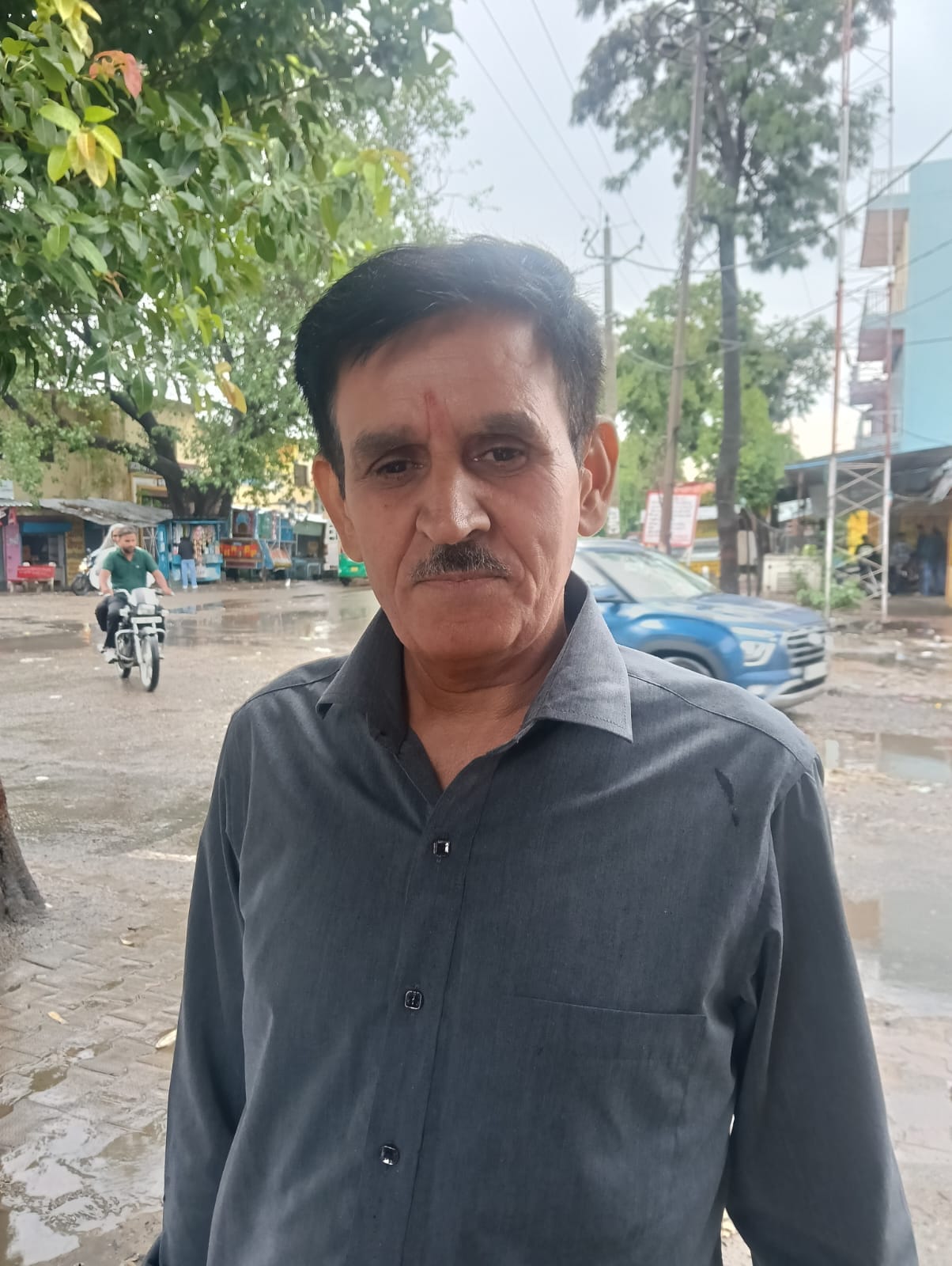 जसमौर तिराहे पर श्रद्धालुओं को रोकती पुलिस। संवाद