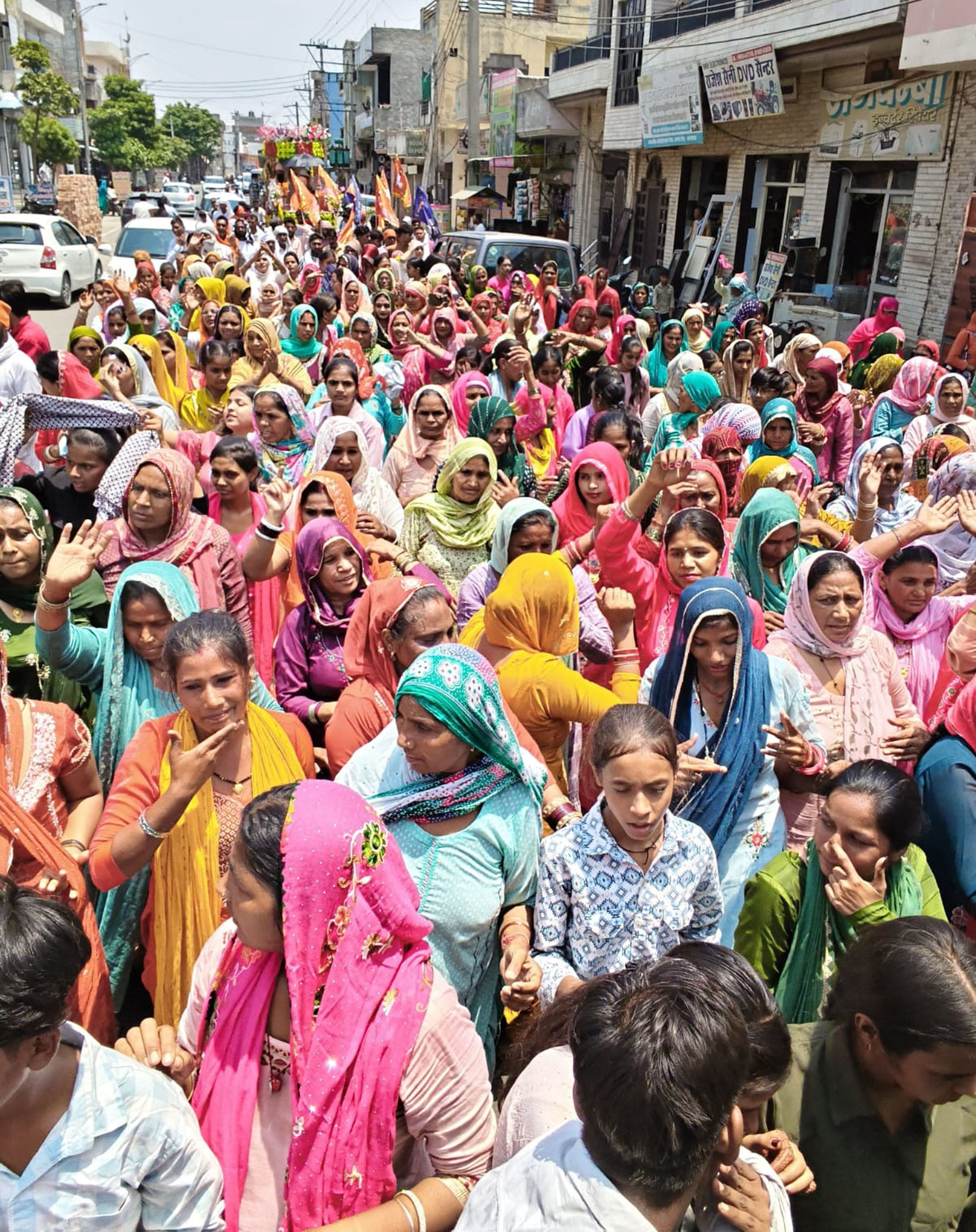 कलायत में नेशनल हाई-वे से श्री रैदास तख्त तक भव्य धार्मिक शोभा यात्रा में उमड़ा जनसैलाब। संवाद कलायत में नेशनल हाई-वे से श्री रैदास तख्त तक भव्य धार्मिक शोभा यात्रा में उमड़ा जनसैलाब। संवाद