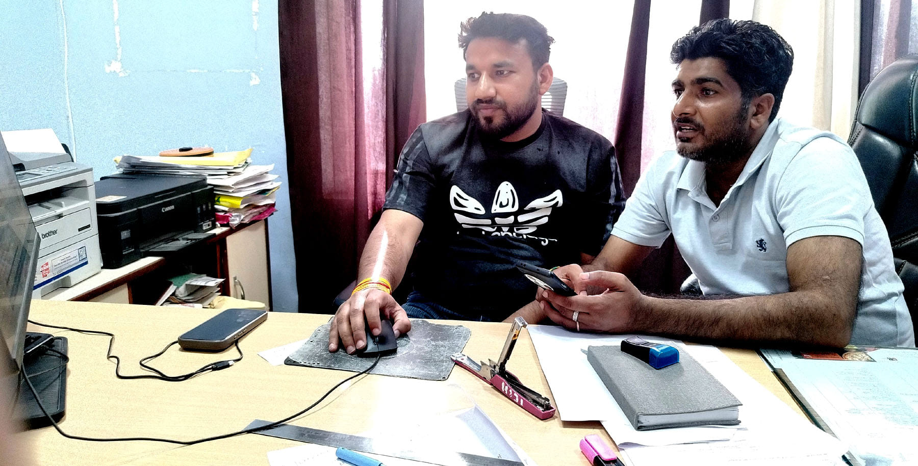 कलायत में विकास कार्यों से जुड़ी कार्यवाही लगे नगर पालिका अभियंता राजेश प्रजापति और वर्क सुपरवा