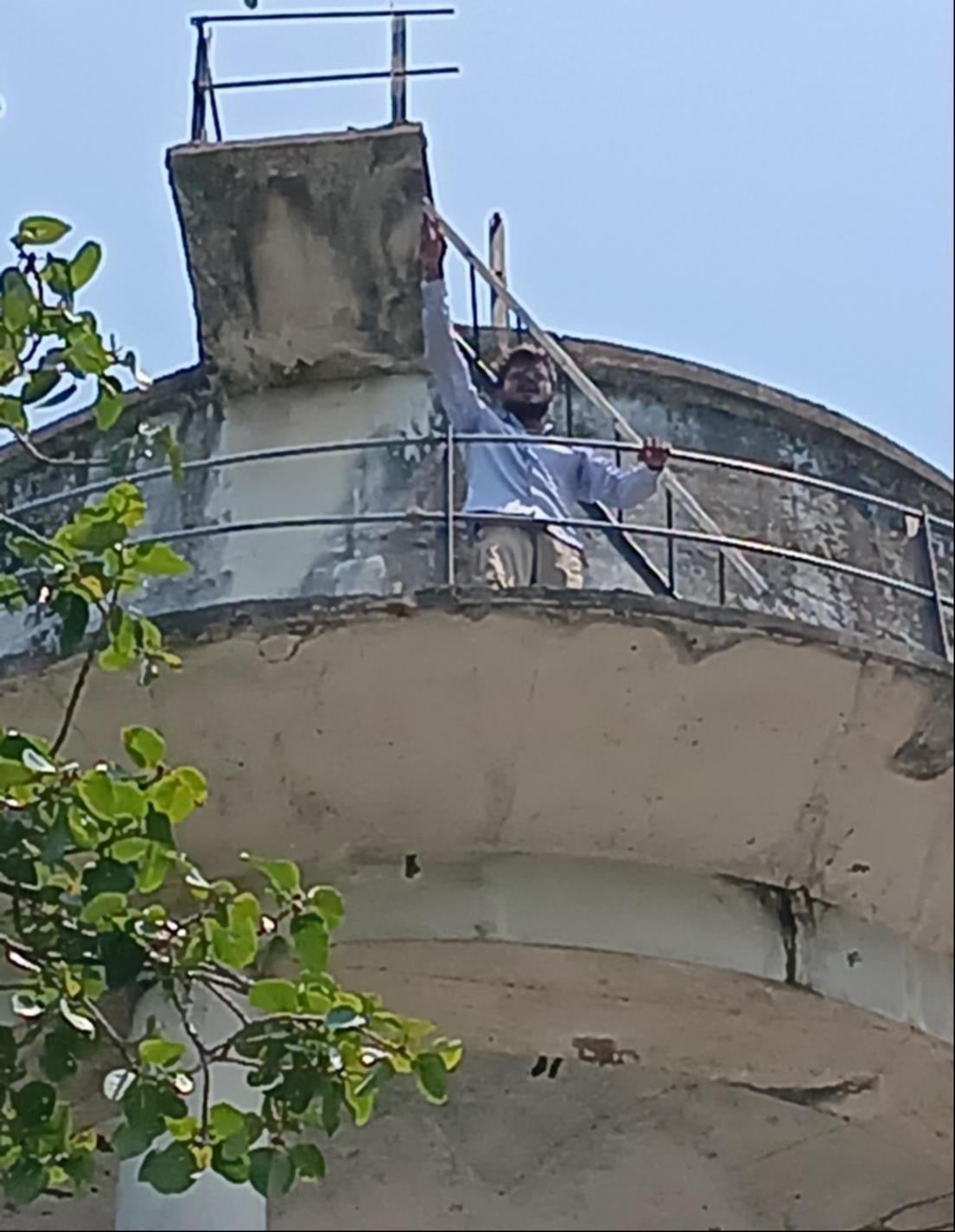 कमिश्नर कार्यालय परिसर स्थित पानी की टंकी पर चढ़े अधिवक्ता संजय दूबे और उनके परिजनों से बात क कमिश्नर कार्यालय परिसर स्थित पानी की टंकी पर चढ़े अधिवक्ता संजय दूबे और उनके परिजनों से बात क