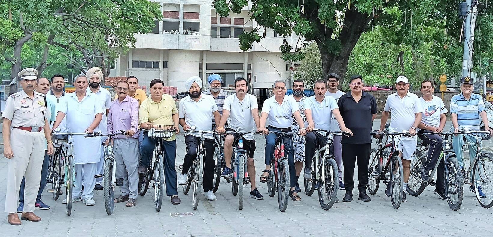 कुरुक्षेत्र। विश्व तंबाकू निषेध दिवस पर आयोजित जागरूकता रैली में हिस्सा लेते मुख्यतिथि व आयोजक
