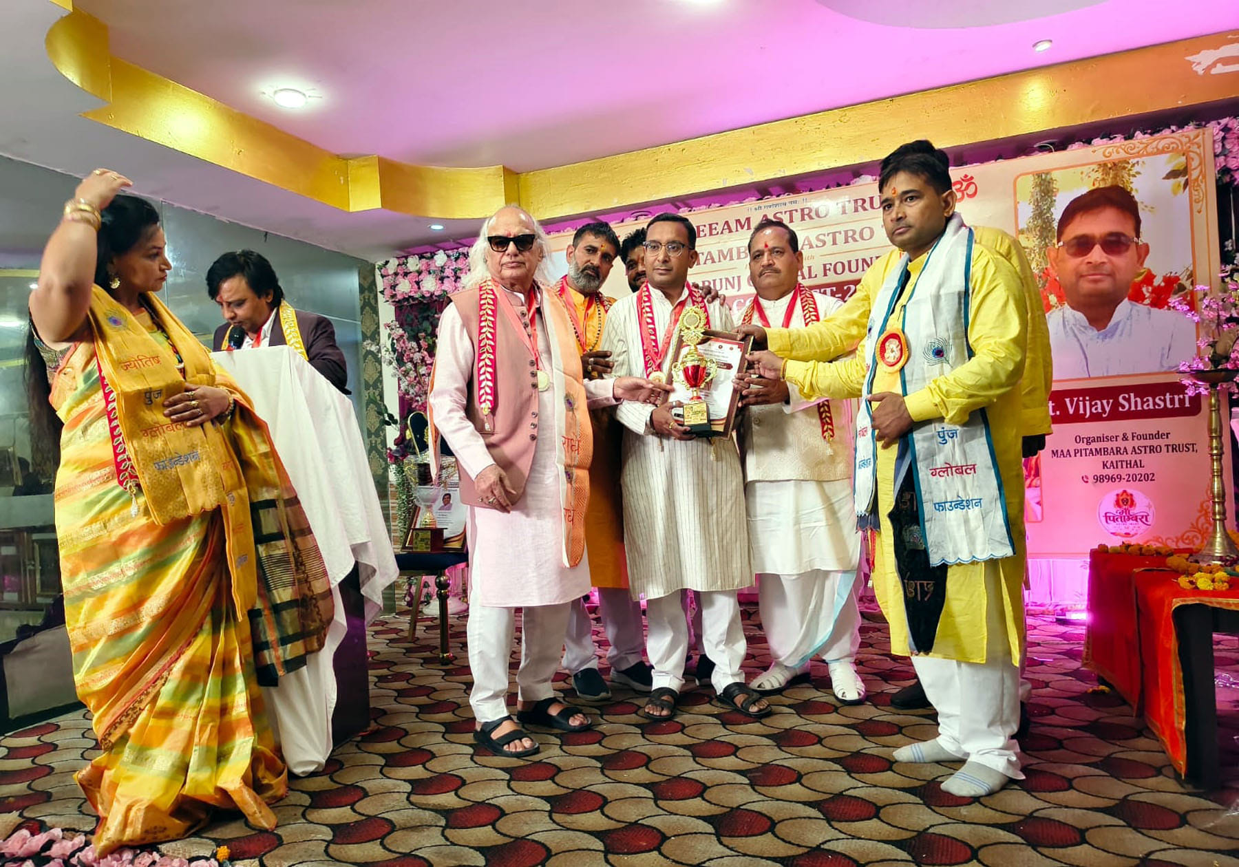 कार्यक्रम में सम्मानित होते पंडित विशाल शांडिल्य कार्यक्रम में सम्मानित होते पंडित विशाल शांडिल्य