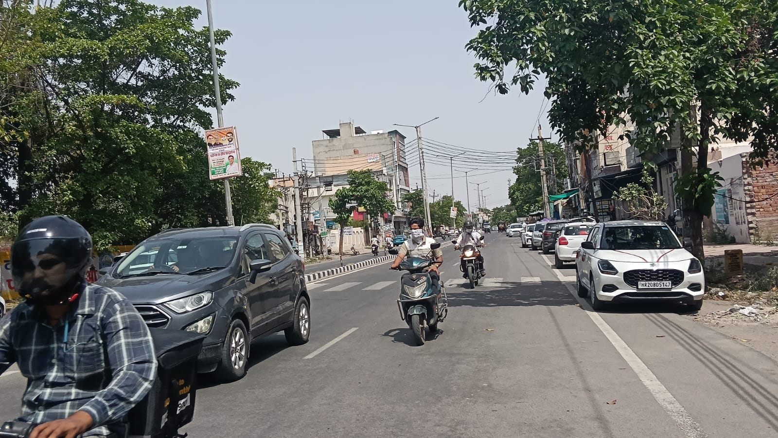 कैथल-अंबाला रोड से होकर गुजरते वाहन। संवाद कैथल-अंबाला रोड से होकर गुजरते वाहन। संवाद