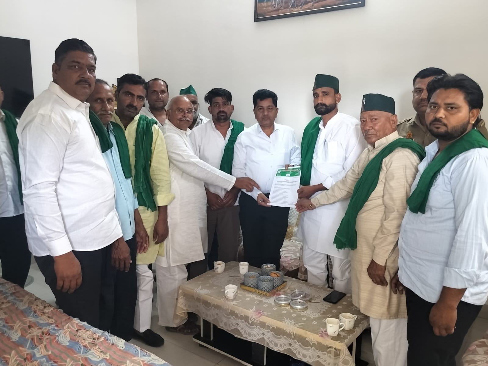 खरखौदा के गांव खासपुर में किसान यूनियन के जिला अध्यक्ष के आवास पर पहुंच कर ज्ञापन लेतेपुलिस प्र