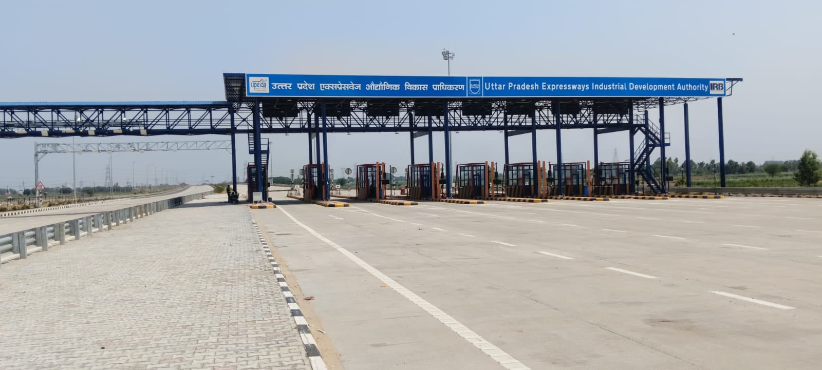 खरखौदा के गांव खासपुर में किसान यूनियन के जिला अध्यक्ष के आवास पर पहुंच कर ज्ञापन लेतेपुलिस प्र