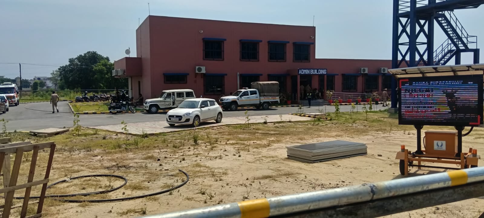 खरखौदा के गांव खासपुर में किसान यूनियन के जिला अध्यक्ष के आवास पर पहुंच कर ज्ञापन लेतेपुलिस प्र