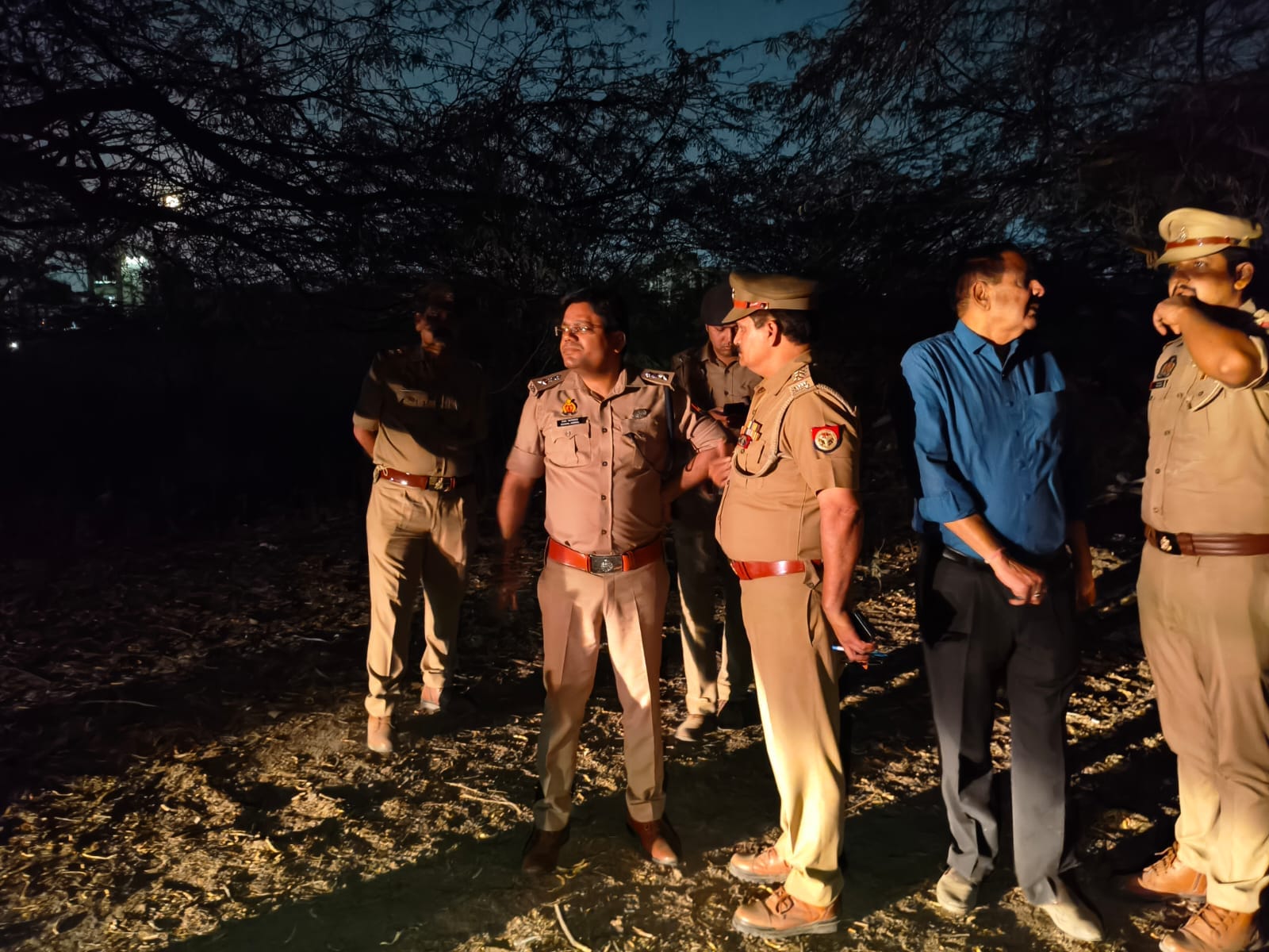 खोड़ा में सूर्या के घर की गली में लगी लोगों की भीड़। अमर उजाला