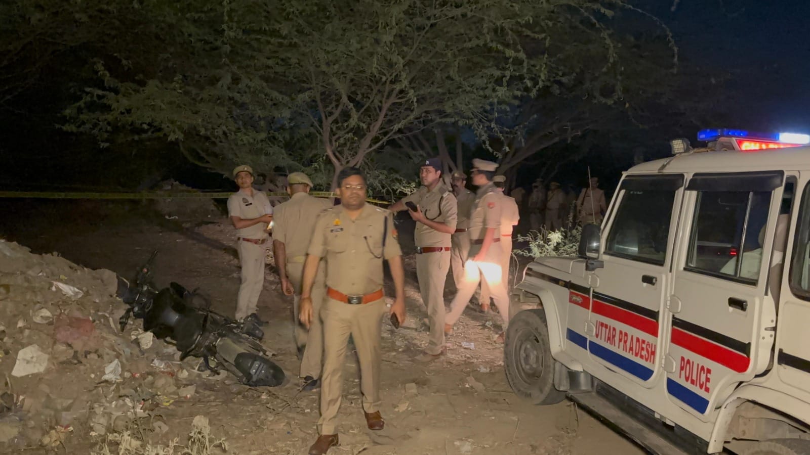 खोड़ा में सूर्या के घर की गली में लगी लोगों की भीड़। अमर उजाला