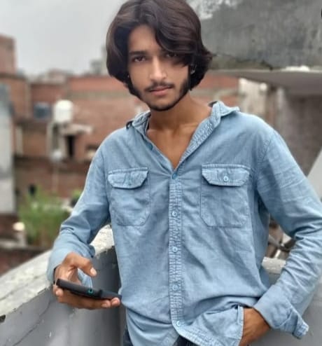 खोड़ा में सूर्या के घर की गली में लगी लोगों की भीड़। अमर उजाला
